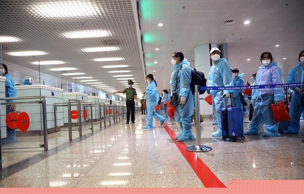 Hành khách đợi làm thủ tục nhập cảnh vào Việt Nam. (Ảnh minh họa: Huy Hùng/TTXVN)