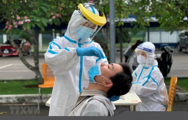 Các bác sỹ lấy mẫu xét nghiệm SARS- CoV-2. (Ảnh: Thanh Vũ/TTXVN)