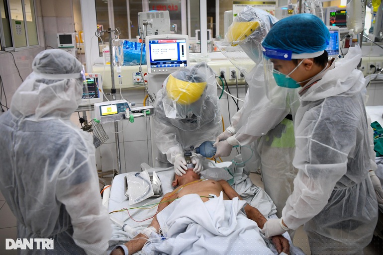 Khi số ca bệnh tăng nhanh gây quá tải hệ thống y tế, nhóm có nguy cơ diễn biến nặng cao như người cao tuổi, người có bệnh nền sẽ chịu ảnh hưởng trước tiên và nặng nề nhất (Ảnh minh họa: Đỗ Linh).