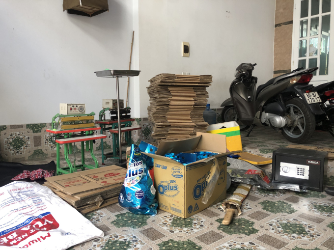 Tiến hành thu giữ tài liệu, hàng hoá và tang vật liên quan.