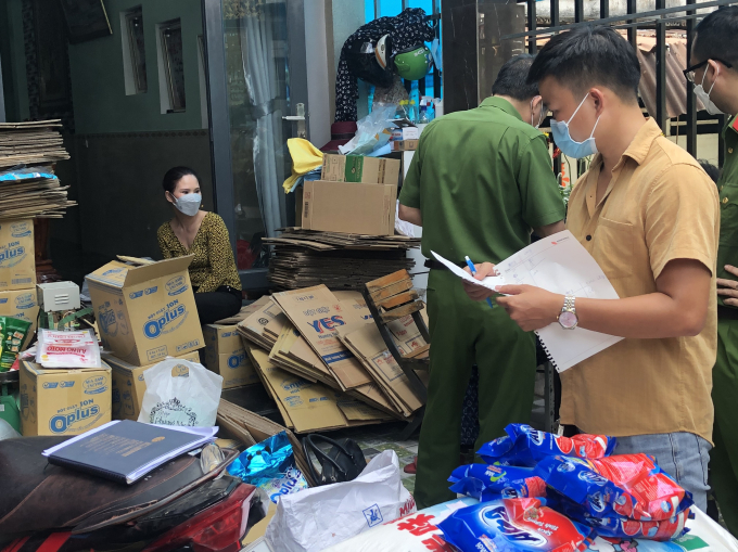 Bà Bùi Thị Hương chứng kiến lực lượng chức năng kiểm đếm và lập biên bản tịch thu tang vật.