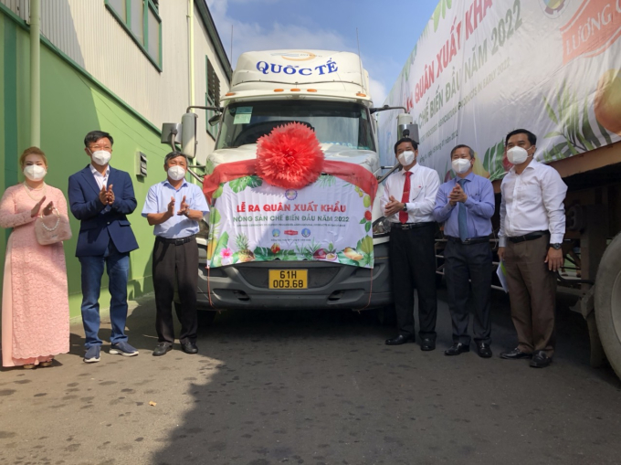 Nghi thức phát lệnh xuất phát đoàn xe vận chuyển lô hàng trái cây sang thị trường quốc tế.