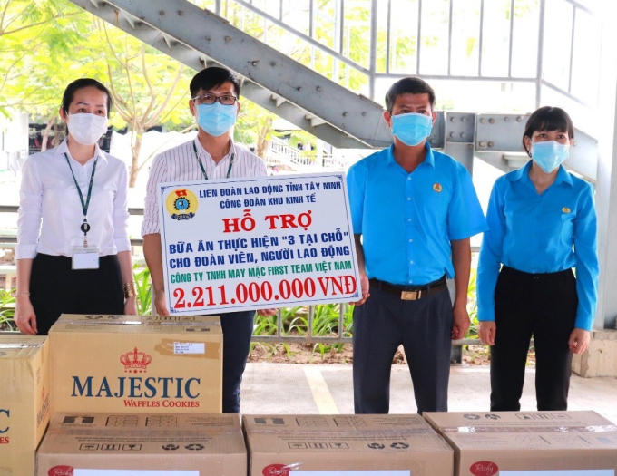 Lãnh đạo LĐLĐ tỉnh và Công đoàn Khu kinh tế trao bảng hỗ trợ bữa ăn “3 tại chỗ” cho doanh nghiệp.