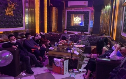Bắt nhóm đối tượng tổ chức "tiệc" ma túy trong quán karaoke tại Nghệ An