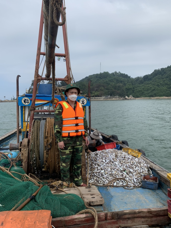 Lực lượng chức năng đưa người, phương tiện, tang vật vào cảng cá Cửa Sót để xử lý theo quy định.