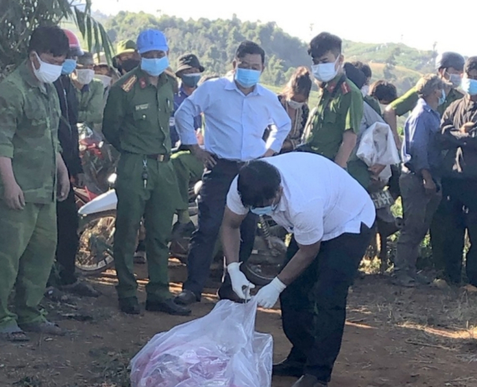 Hiện trường  phát hiện thi thể bà nội của hai cháu bé chết bất thường dưới hồ nước. (Ảnh: P.T).