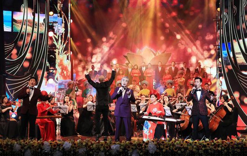 Nghệ sĩ nhân dân Quang Thọ, các nghệ sĩ và dàn nhạc mở màn chương trình Xuân Quê hương năm 2021 với hai ca khúc “Hồ Chí Minh đẹp nhất tên Người” và “Đường chúng ta đi”. Ảnh: TTXVN.