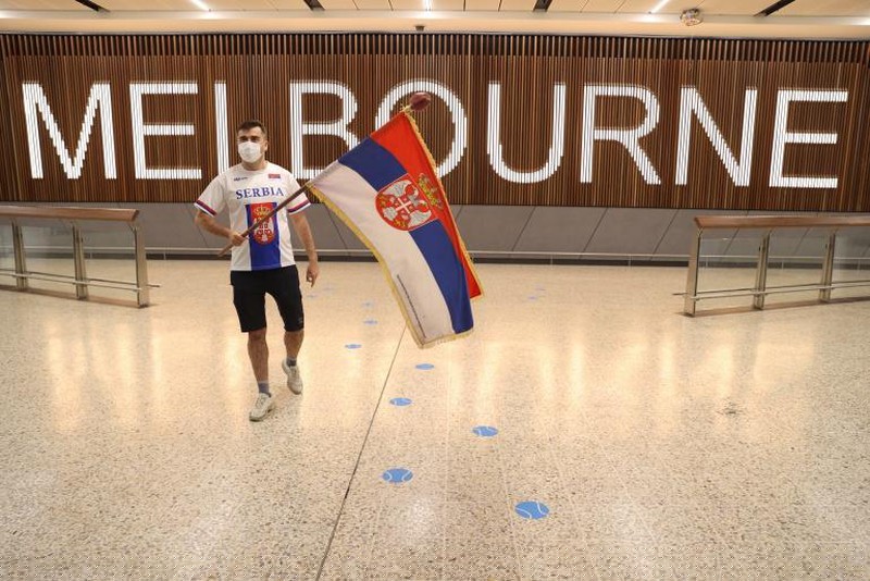 Một người hâm mộ Serbia chờ đón Novak Djokovic tại sân bay Melbourne. Ảnh: Reuters