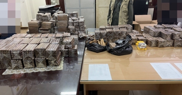 Bắt tạm giam đối tượng tàng trữ, vận chuyển số lượng "khủng" xì gà lậu