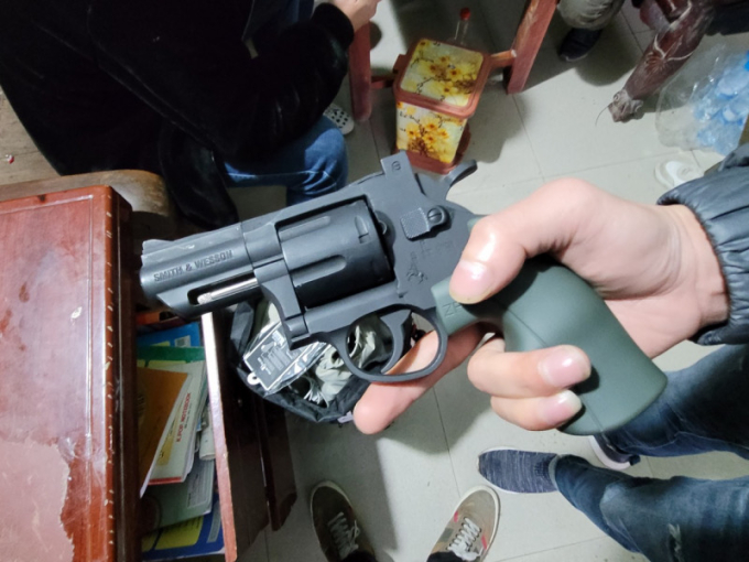 Khẩu súng dùng để gây án.