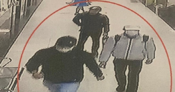 Truy tìm nhóm đối tượng liều lĩnh xịt hơi cay, đánh người ở chung cư để cướp tài sản