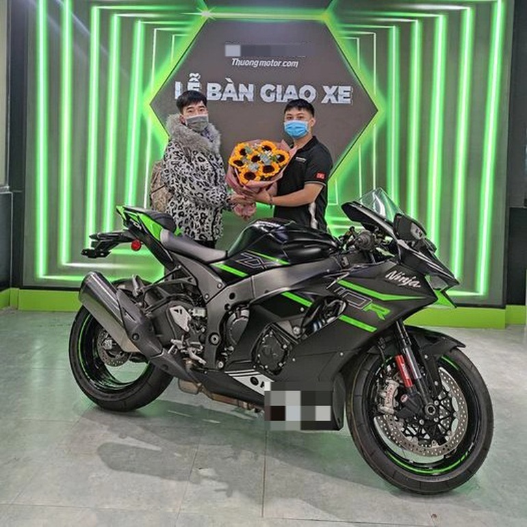 Lễ bàn giao xe cho Nam (Ảnh: Hà Đạt Hùng).