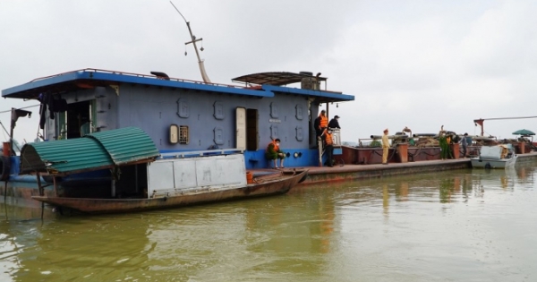 Dùng tàu vỏ sắt trọng tải “khủng”, công suất rất lớn khai thác cát trái phép sông Lam