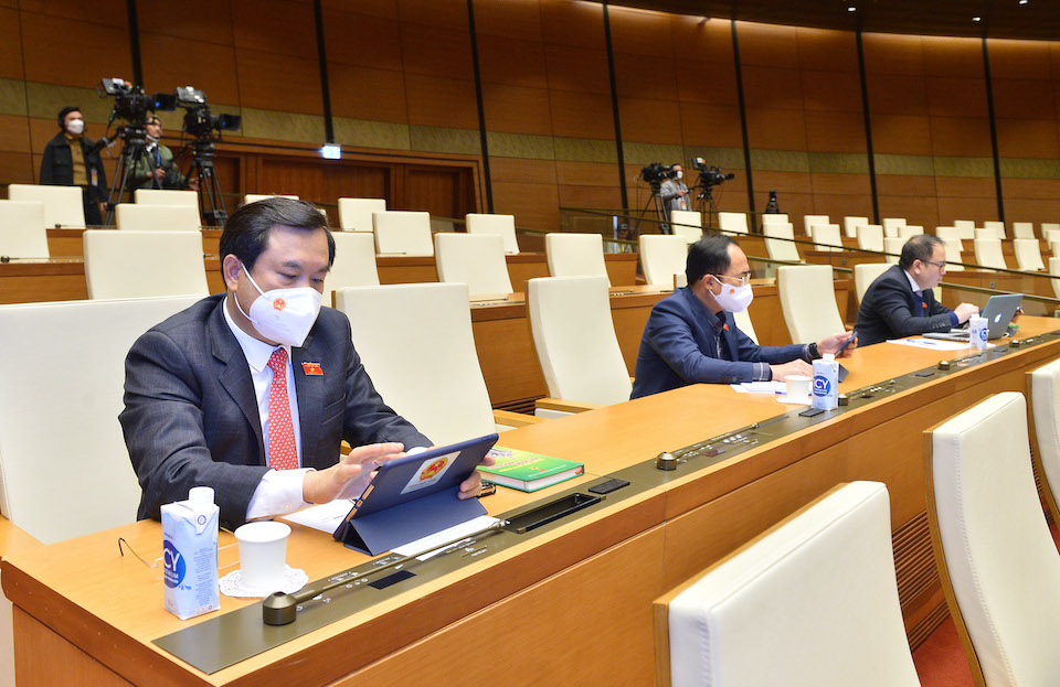 Các vị Đại biểu Quốc hội biểu quyết tại điểm cầu Nhà Quốc hội. Ảnh: quochoi.vn