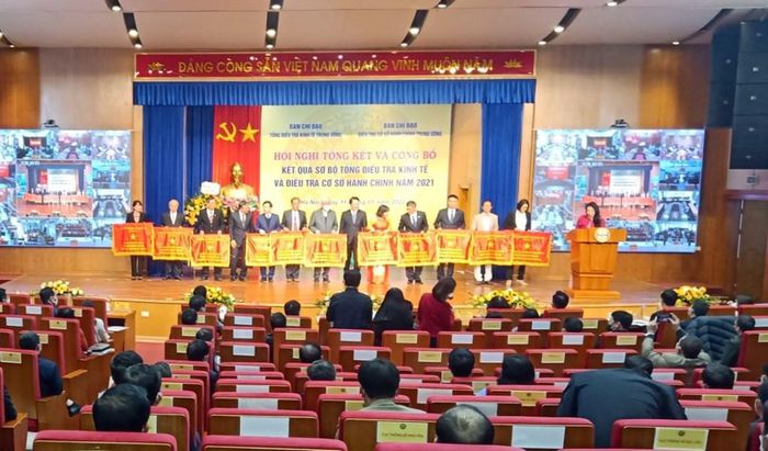 Khen thưởng tập thể, c&aacute; nh&acirc;n đạt th&agrave;nh t&iacute;ch trong thực hiện Tổng điều tra kinh tế v&agrave; Điều tra cơ sở h&agrave;nh ch&iacute;nh năm 2021. Ảnh: Văn Gi&aacute;p/BNEWS/TTXVN