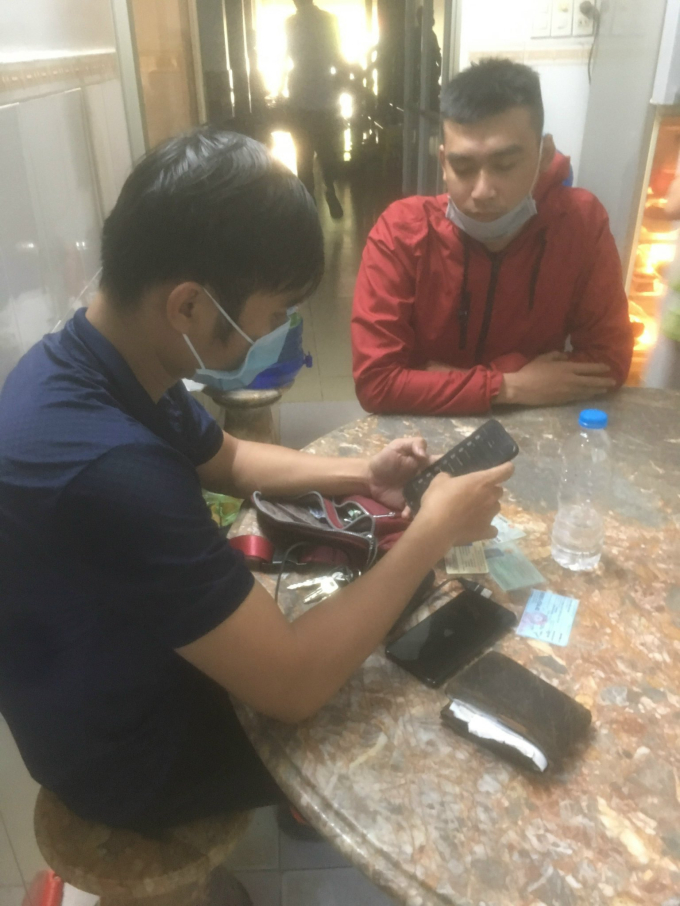 Lực lượng chức năng khám xét nơi ở của các đối tượng liên quan.