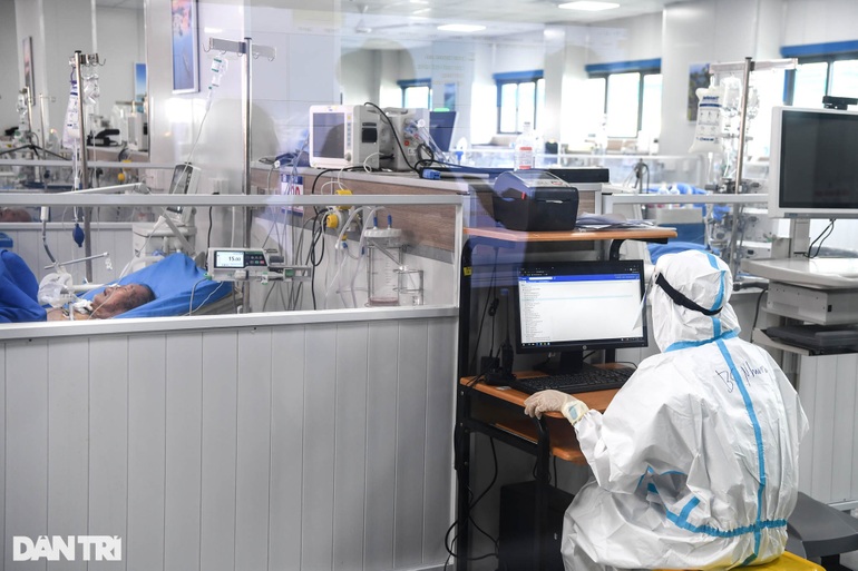 Bệnh nhân Covid-19 nặng được điều trị tại bệnh viện (Ảnh: Mạnh Quân).