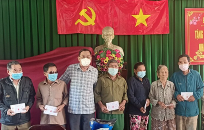 Trao tay những món quà nhỏ.