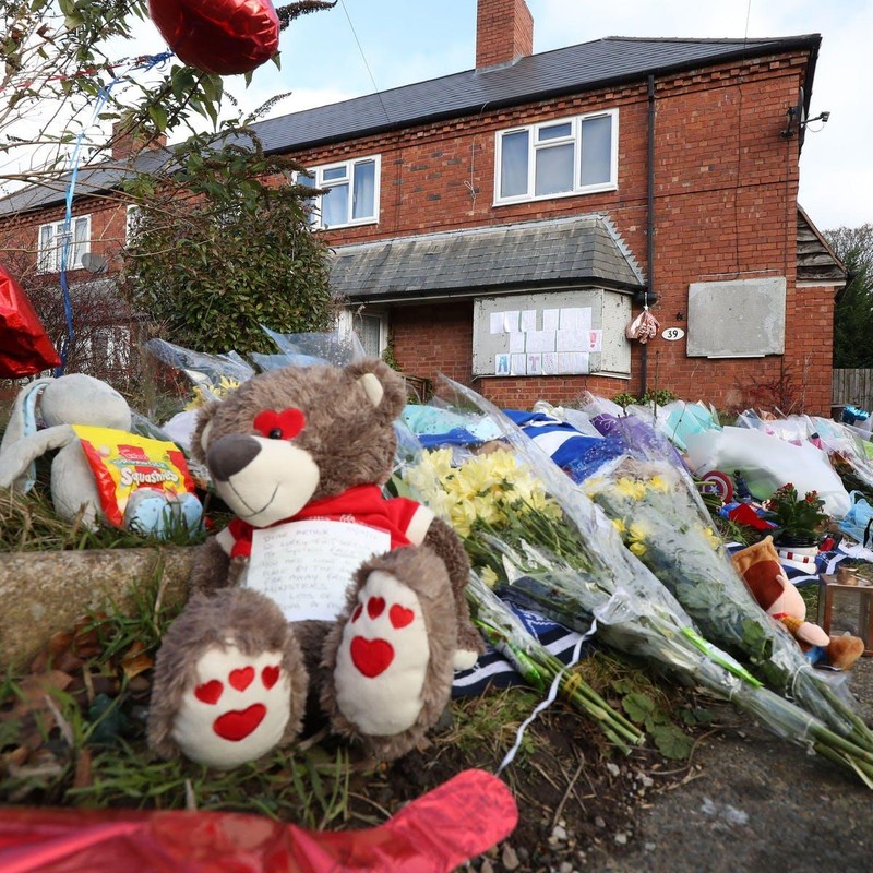 Người dân Anh gửi quà và hoa đưa tiễn Arthur tại ngôi nhà nơi cậu ra đi.