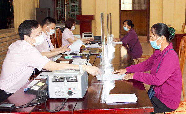 Nguoi-Dan-Lam-Thu-Tuc-Vay-V