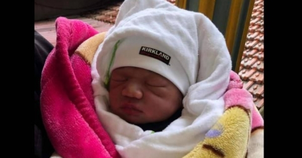 Bé trai sơ sinh bị bỏ rơi dưới gốc cây đa