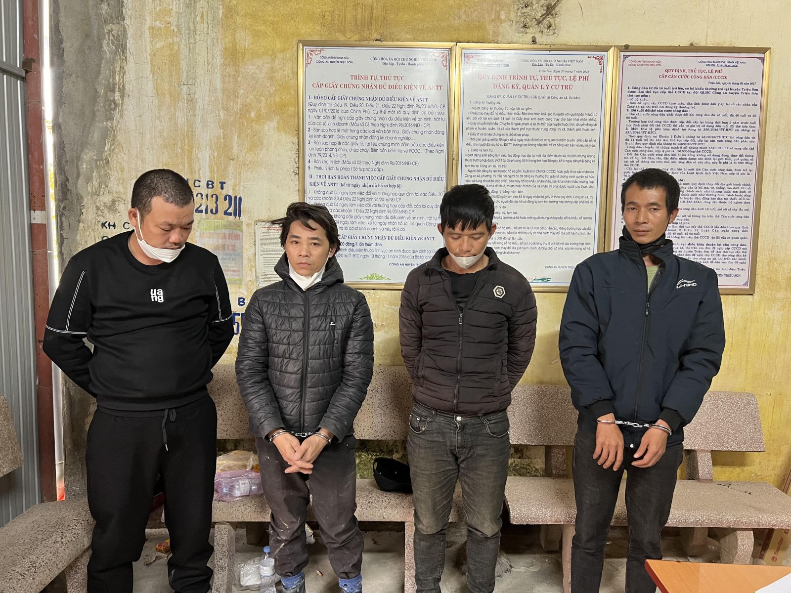 4 đối tượng(từa trái qua phải): Hòa, Tuấn, Hòa, Long