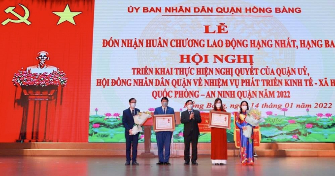 Bí thư Quận uỷ Hồng Bàng Lê Ngọc Trữ trao Huân chương Lao động hạng Nhất cho phường Thượng Lý; Huân chương Lao động hạng Ba cho Phòng Nội vụ quận.
