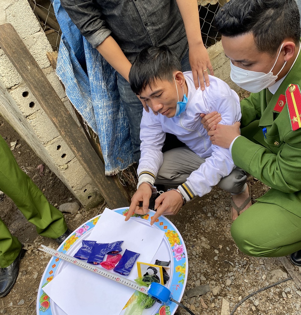 Đối tượng Nguyễn Th&agrave;nh Đạt c&ugrave;ng tang vật số ma t&uacute;y.