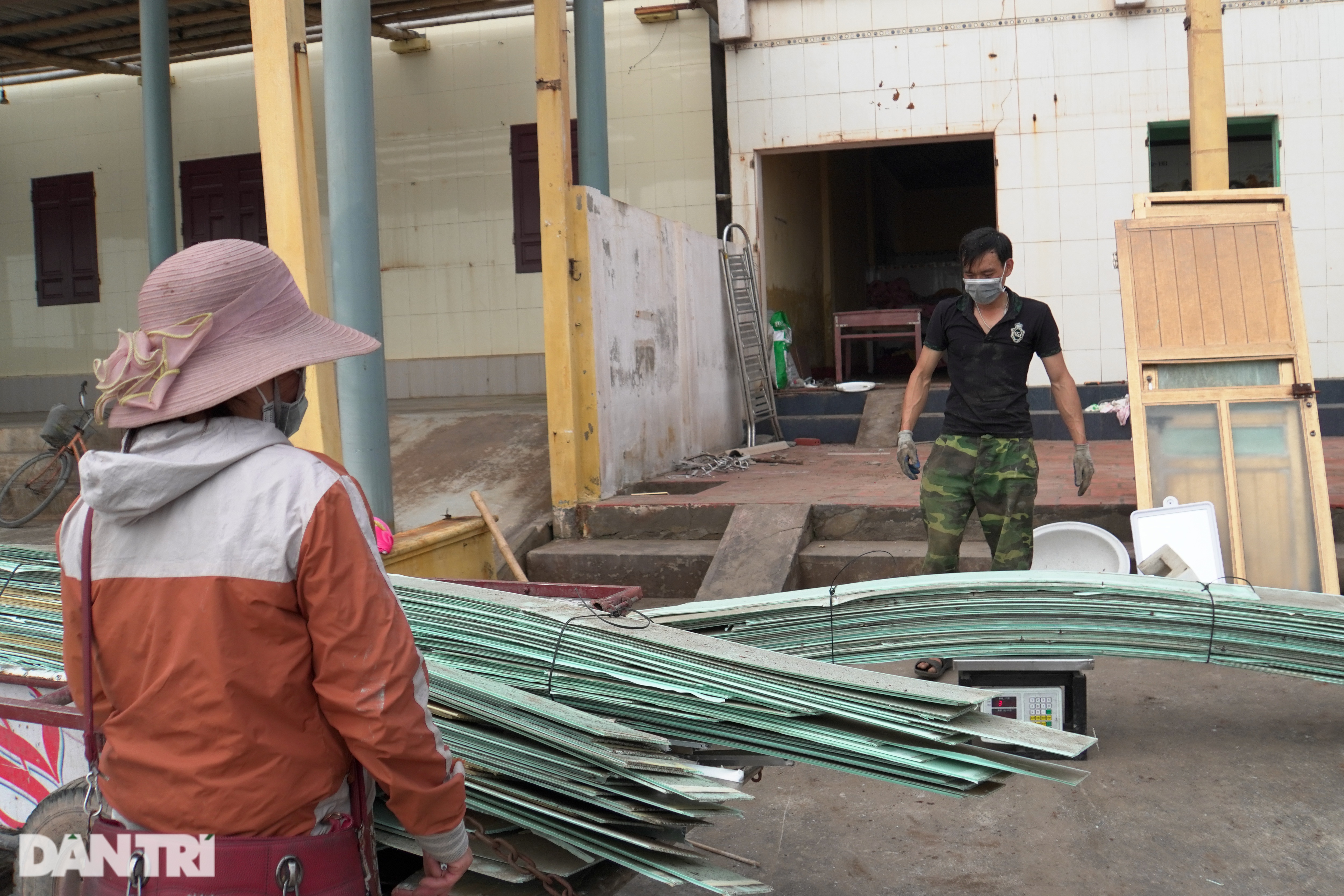 Mỗi ki ốt ở Quất L&acirc;m trước khi bị th&ocirc;ng b&aacute;o dừng hoạt động, th&aacute;o dỡ để b&agrave;n giao đất c&oacute; gi&aacute; h&agrave;ng tỷ đồng.