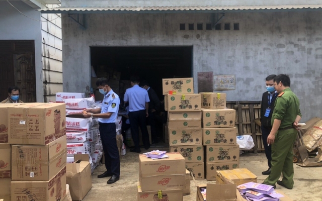 Hàng nghìn thực phẩm, bánh kẹo nhập lậu bị phát hiện tại một kho ở Gia Lai