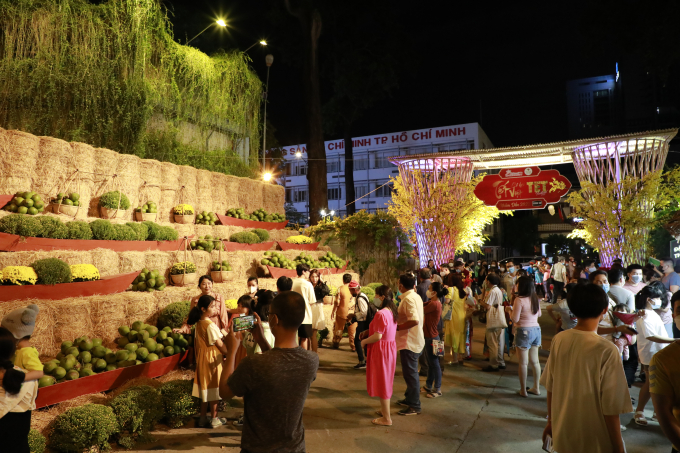 Lễ hội Tết Việt Nhâm Dần 2022 thu hút người dân đến tham quan trong ngày đầu khai mạc.