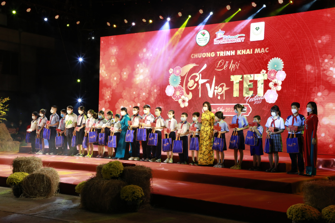 Trao quà cho các em thiếu nhi bị ảnh hưởng bởi đại dịch Covid-19.