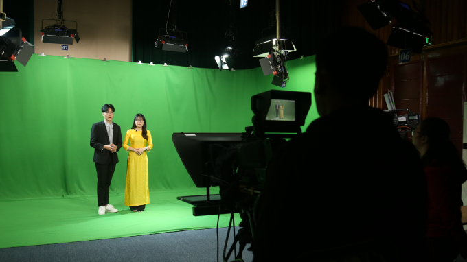 Sinh viên Trường CĐTH thực hiện chương trình Truyền hình nội bộ là sự kết hợp giữa lý thuyết và thực hành.