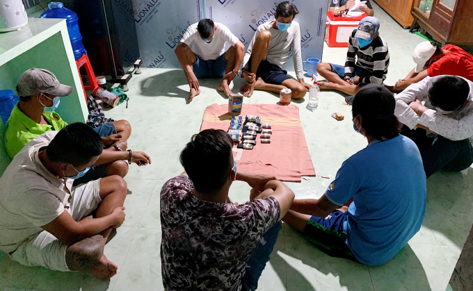 Các đối tượng tham gia đánh bài bị lực lượng Công an bắt giữ. Ảnh: Trọng Nguyễn