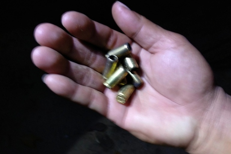 Vỏ đạn anh T. nhặt được sau khi vụ nổ súng xảy ra (Ảnh: Gia đình nạn nhân cung cấp).