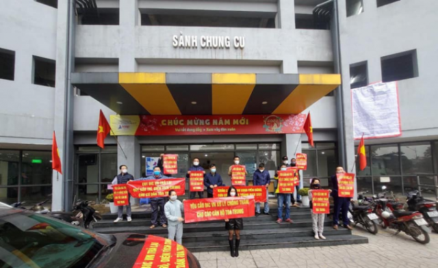 Cư dân Rice City Linh Đàm căng băng rôn đòi quyền lợi