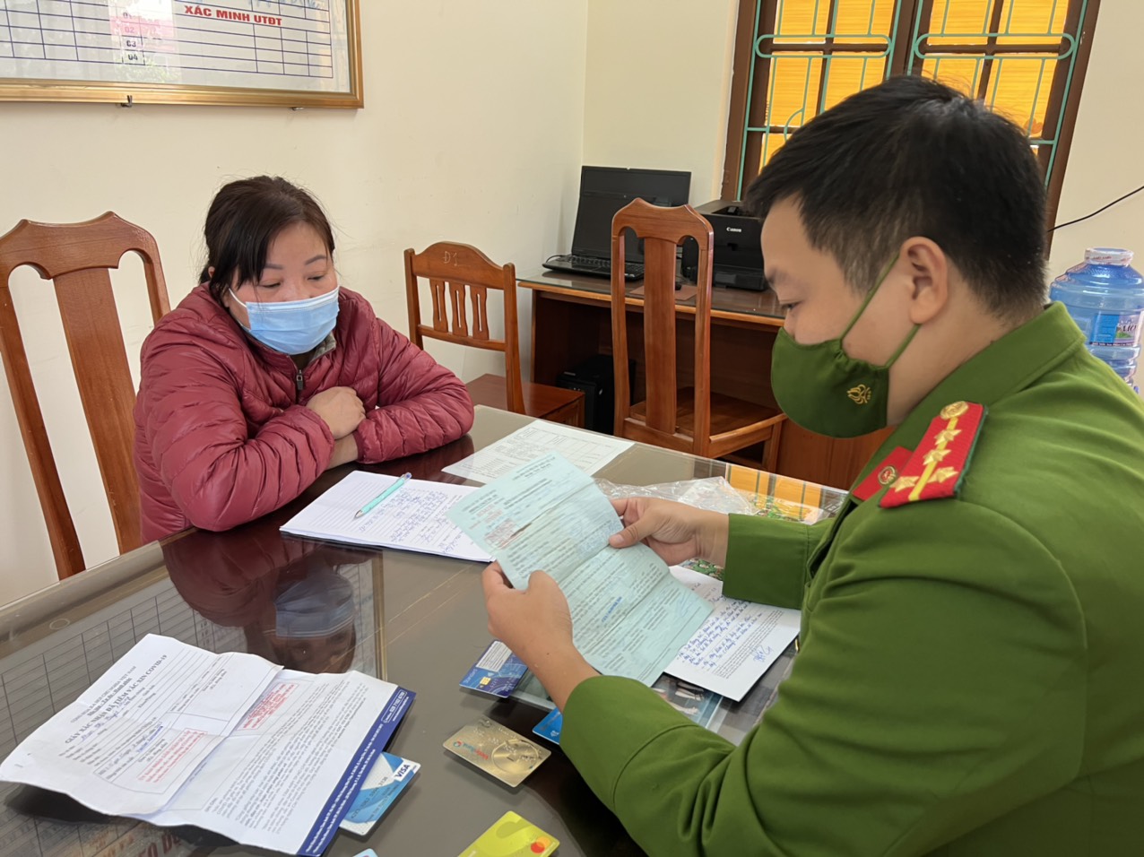 Đối tượng Phan Thị Tuyết Nhung tại cơ quan Công an sau khi bị bắt.