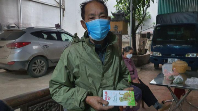 Báo PLVN chuyển tiền bạn đọc hỗ trợ đến cháu bé 3 tuổi bị bạo hành tại Thạch Thất