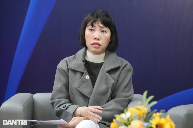 B&agrave; Ho&agrave;ng L&ecirc; Thủy, nữ c&aacute;n bộ trực Tổng đ&agrave;i điện thoại quốc gia về bảo vệ trẻ em (số 111) chưa hết b&agrave;ng ho&agrave;ng trước th&ocirc;ng tin được người th&acirc;n b&eacute; cung cấp (Ảnh Hữu Nghị).