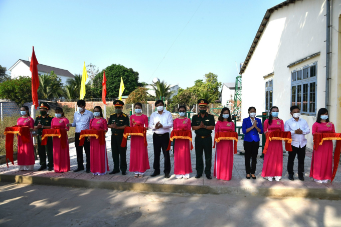 Đại biểu cắt băng khánh thành công trình thể dục, thể thao ngoài trời tại Nhà văn hoá Khu phố 4, Thị trấn Tân Châu, huyện Tân Châu, Tây Ninh.