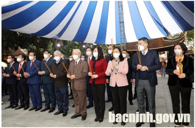 Tổng Bí thư Nguyễn Phú Trọng cùng các đồng chí lãnh đạo Trung ương và tỉnh Bắc Ninh dâng hương các vị vua nhà Lý tại Đền Đô. (Ảnh: Bacninh.gov.vn)