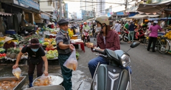 Người dân thuê thuyền ra giữa sông Sài Gòn thả cá tiễn ông Táo