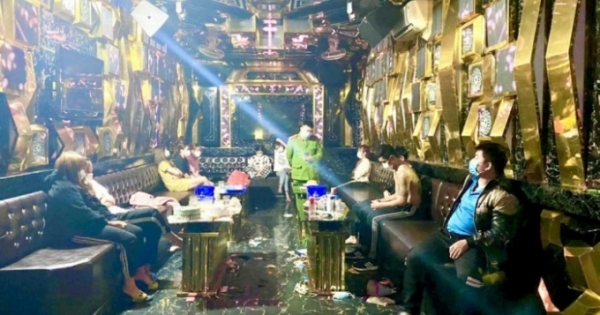 Quảng Ninh: 11 dân chơi tụ tập “mở tiệc” ma túy trong quán karaoke bị bắt giữ