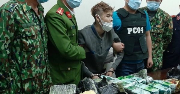 Cầm 9kg ma túy, liều lĩnh lao thẳng xe vào công an hòng tẩu thoát