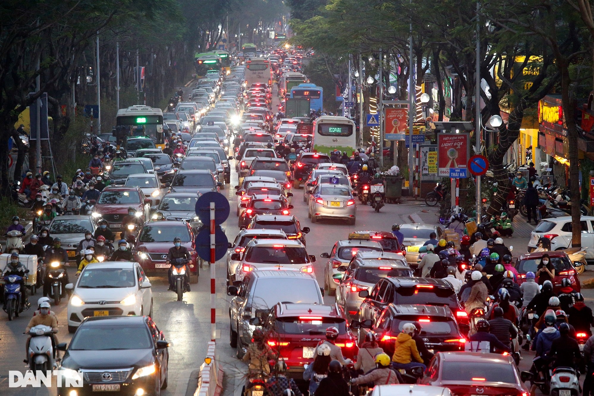 Phố Thái Hà lúc 17h chiều. Đây là đoạn phố hẹp, 2 làn đường không có phân cách, thường xảy ra ùn tắc tại ngã tư giao với Láng Hạ.