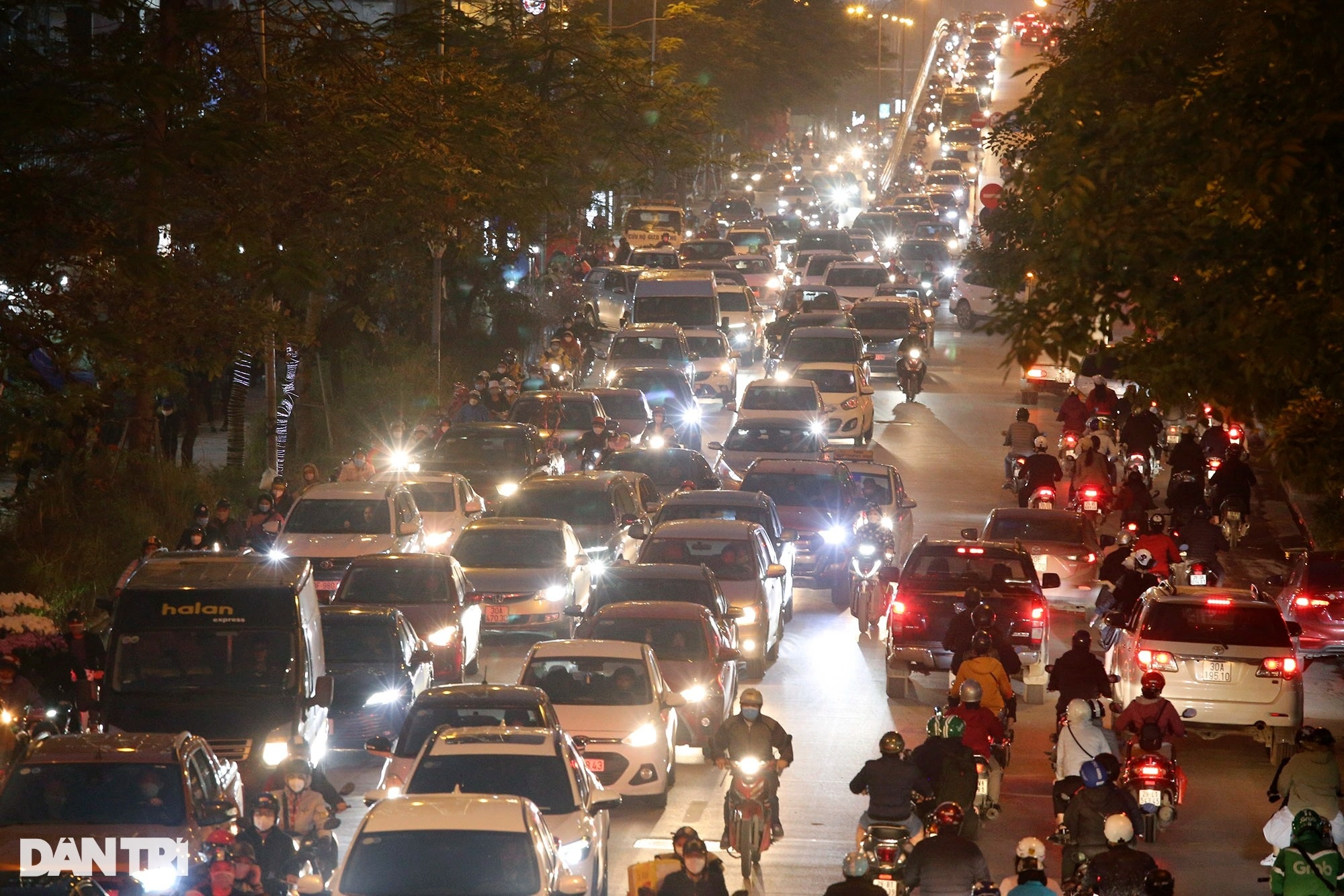 Đường Hoàng Minh Giám bị ùn một chiều đường hướng Trần Duy Hưng đi Lê Văn Lương. Ở làn đường còn lại tình trạng thông thoáng hơn hơn nhiều.