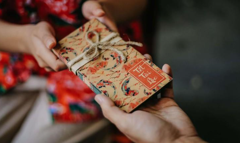 Cha mẹ cần dạy trước con c&aacute;ch cảm ơn khi nhận phong bao l&igrave; x&igrave; (Ảnh: T.L).