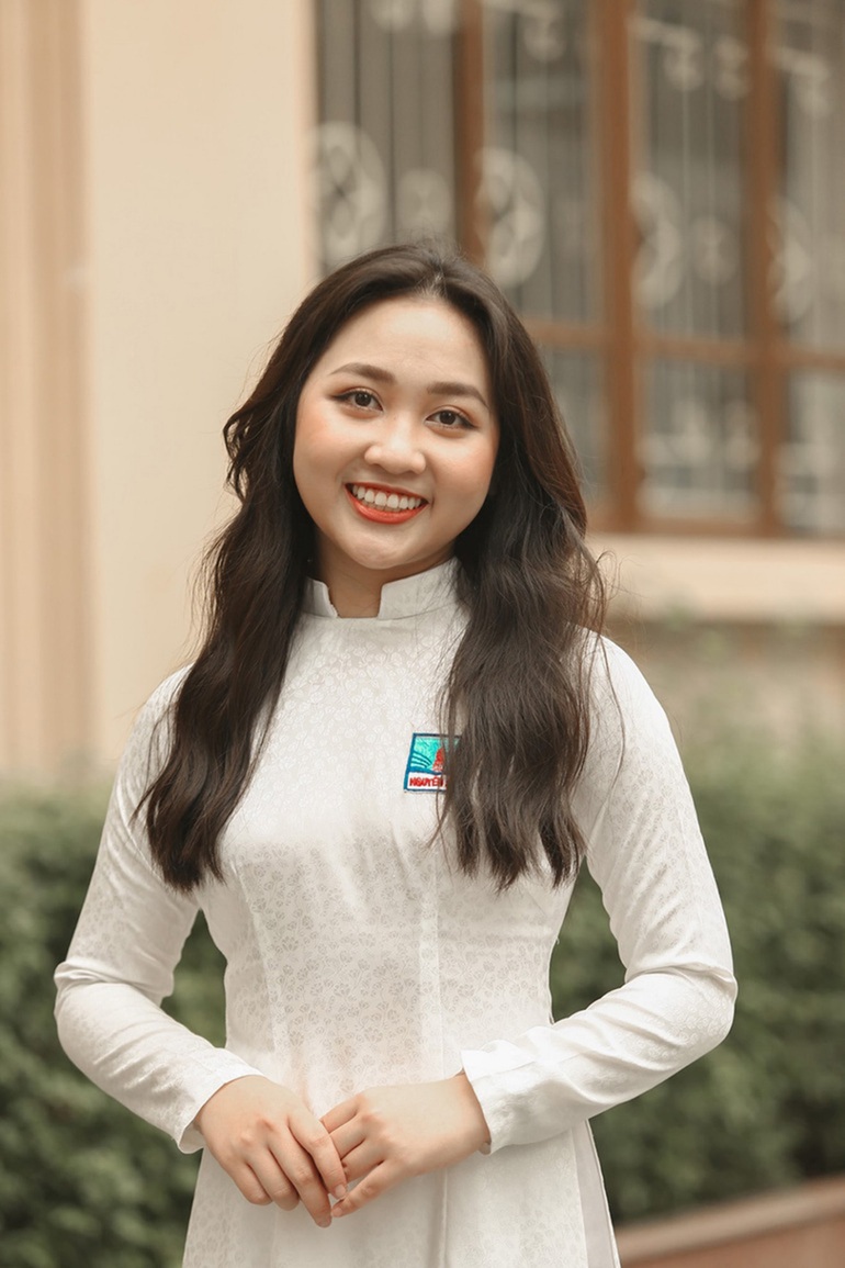 Vốn là một học sinh thiên hướng xã hội, Mai Linh gây