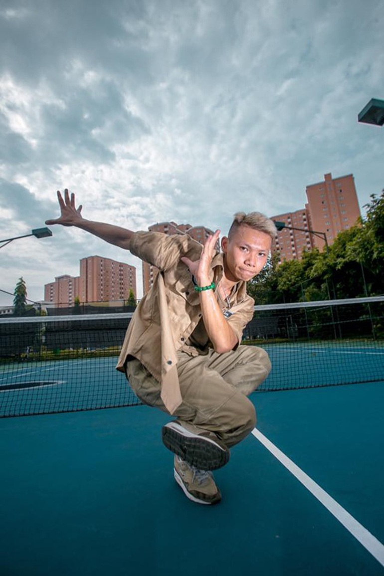 Ngô Tự Huy là cựu sinh viên Học viện Báo chí và Tuyên truyền, khoa Quảng cáo và Quan hệ công chúng. Huy bắt đầu nhảy vào năm 2012 với cái tên Crazy Monkey, hay nhiều người quen gọi là Huy