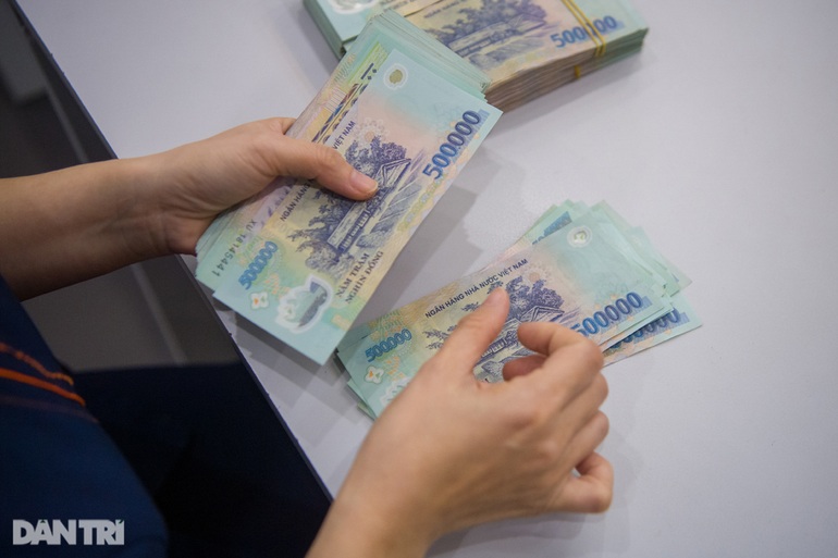 Nh&acirc;n vi&ecirc;n ng&acirc;n h&agrave;ng